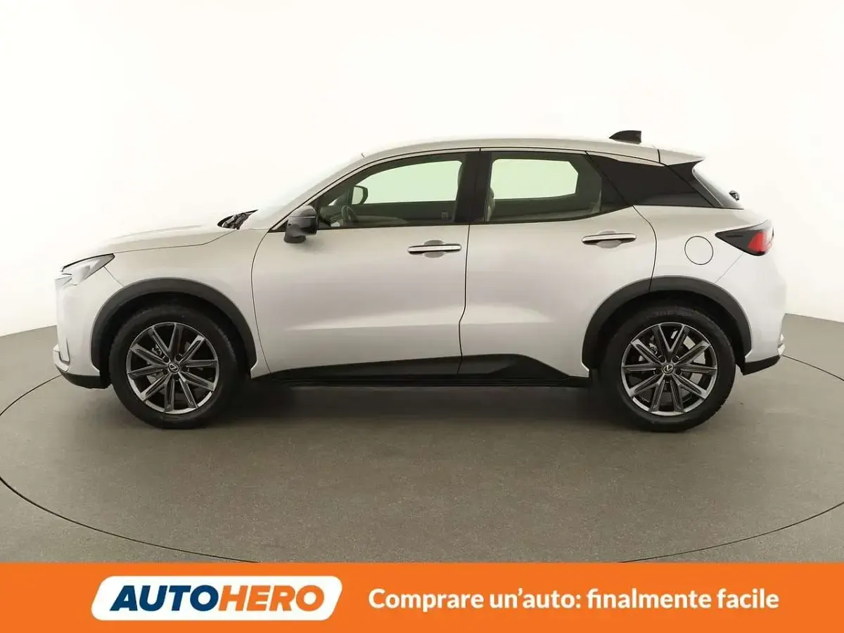 Usata Lexus LBX 91 CV (66 kW) 2025 Argento SUV