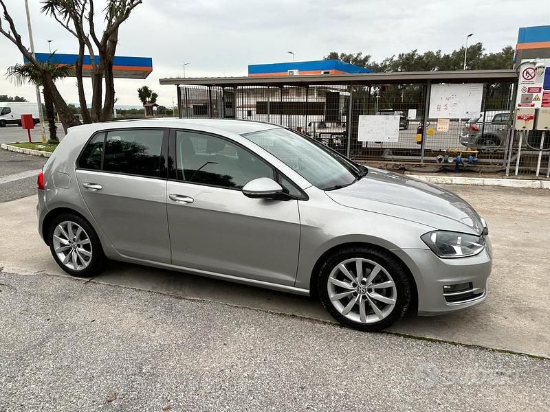 Grigio Usata 2013 VW Golf VII Tre volumi | 8200 € (Buon prezzo) - Immagine 1/4
