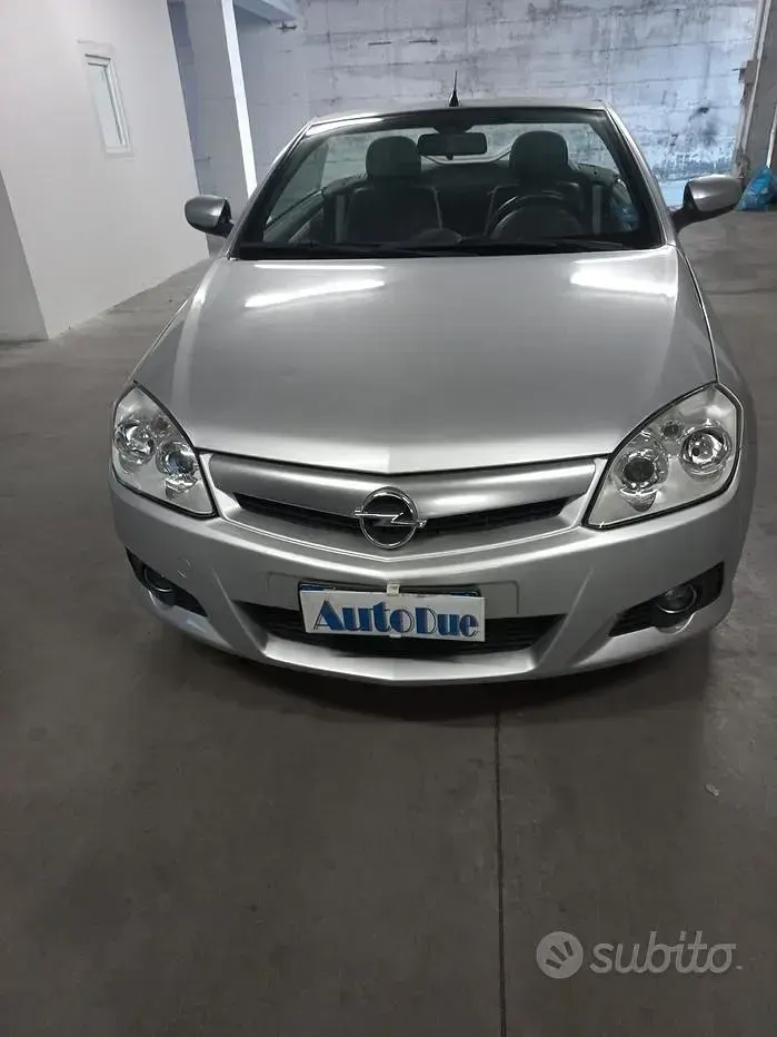 Usata Opel Tigra Sport 90 CV (66 kW) 2005 Cabrio