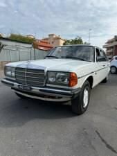 Usata Mercedes 240 72 CV (52 kW) 1979 Bianco Berlina