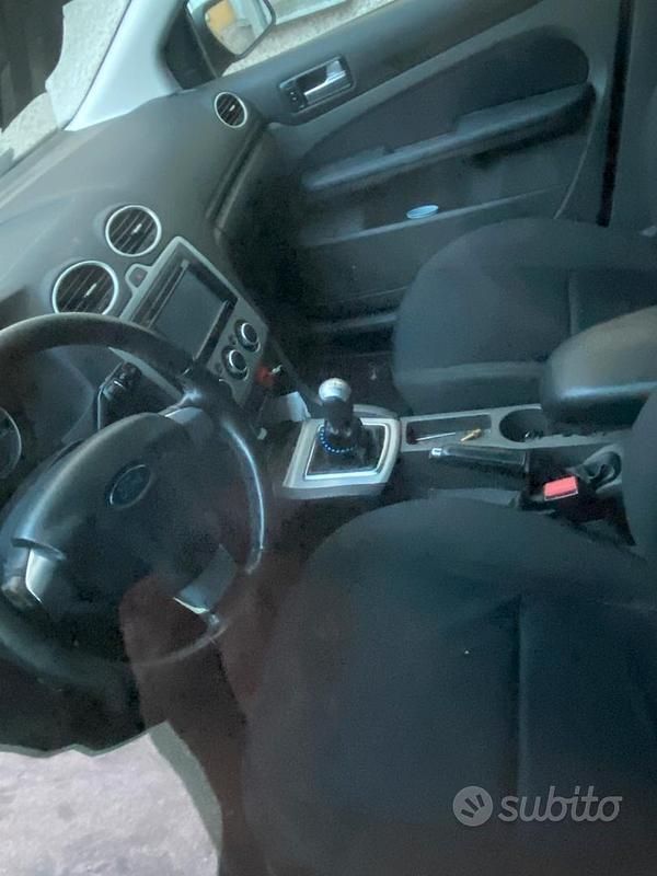 Usado Ford Focus 90 HP (66 kW) 2006 Sedan