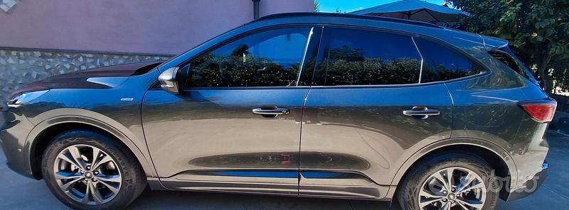 Grigio Usata 2022 Ford Kuga SUV | 28.000 € (Molto cara) - Immagine 1/4