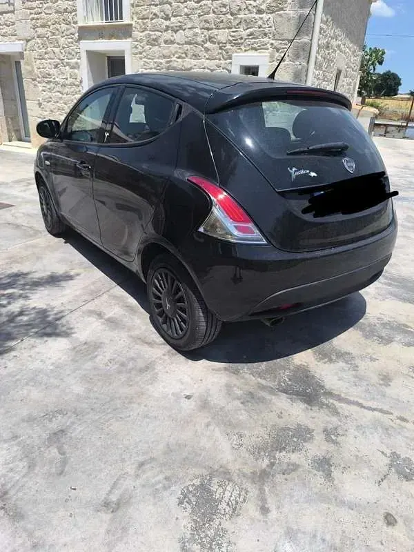 Usata Lancia Ypsilon 69 CV (50 kW) 2015 Nero Utilitaria