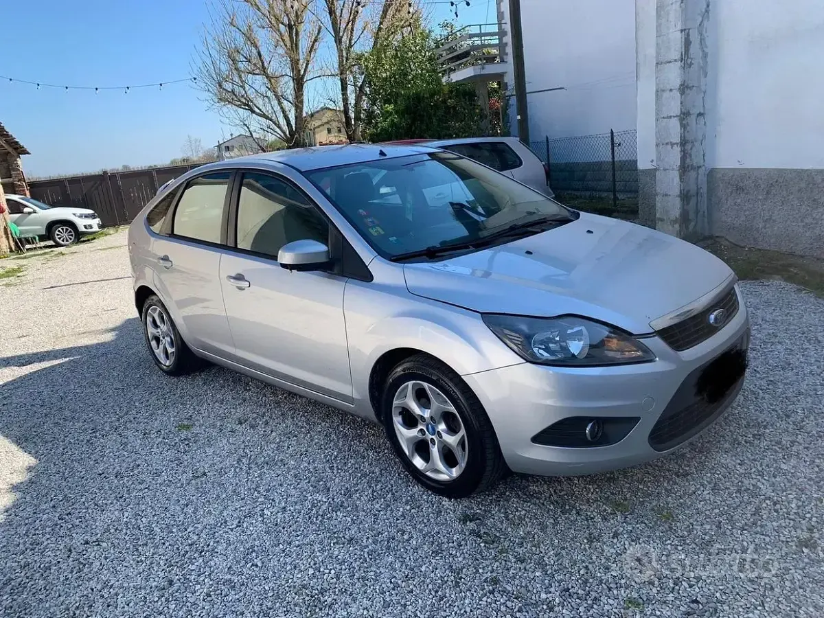 Käytetty Ford Focus 109 HP (80 kW) 2011 Harmaa Sedan