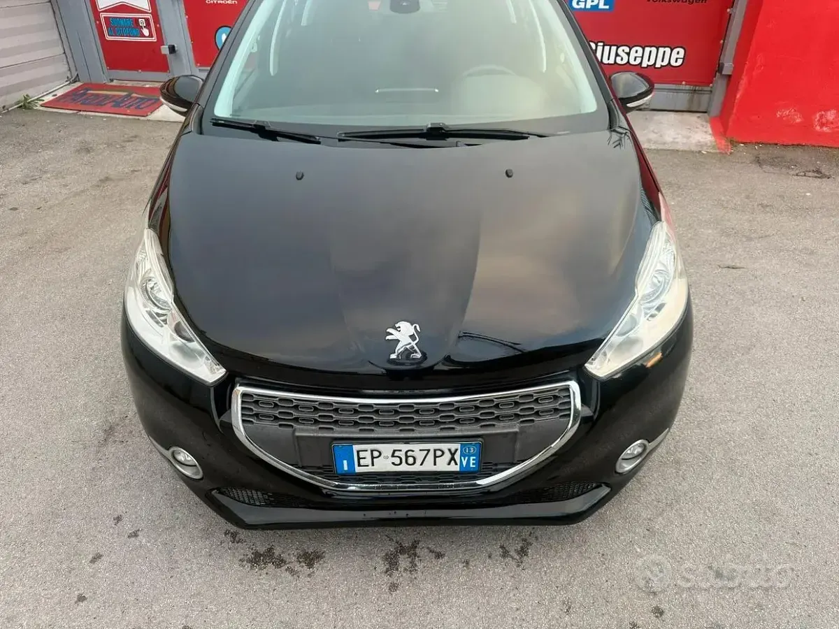Usata Peugeot 208 Allure 82 CV (60 kW) 2013 Nero Utilitaria