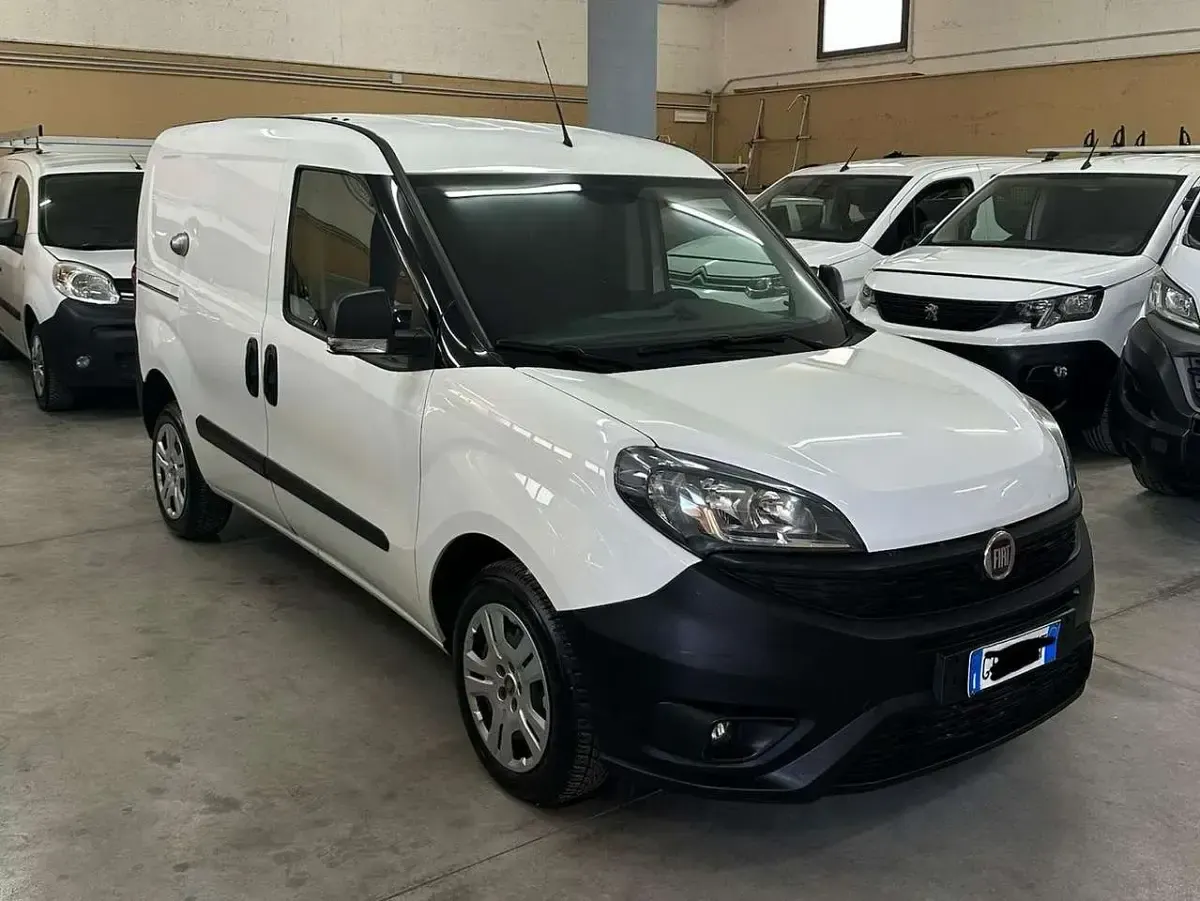 Usata Fiat Doblò 105 CV (77 kW) 2021 Bianco Monovolume