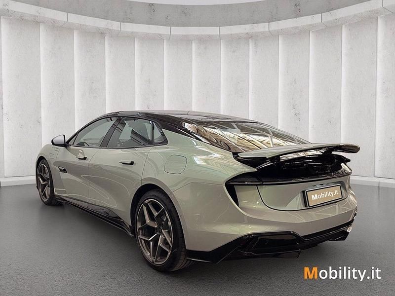Usata Lotus Emeya 450 kW (612 CV) 2024 Grigio boreale Utilitaria