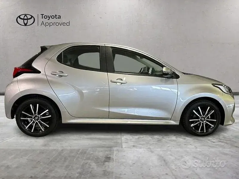 Usata Toyota Yaris Trend 72 CV (52 kW) 2022 Grigio Utilitaria