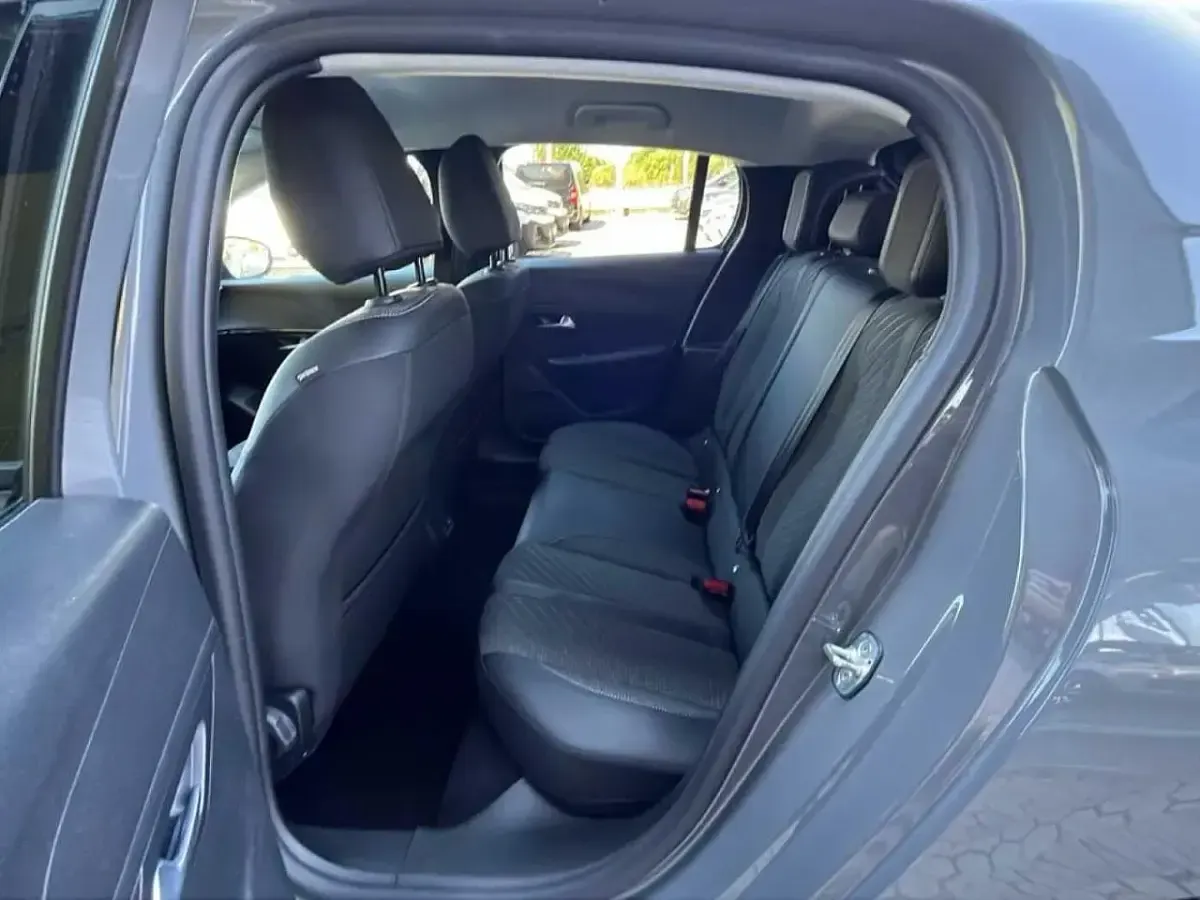 Usata Peugeot 208 Allure 101 CV (74 kW) 2025 Grigio Utilitaria