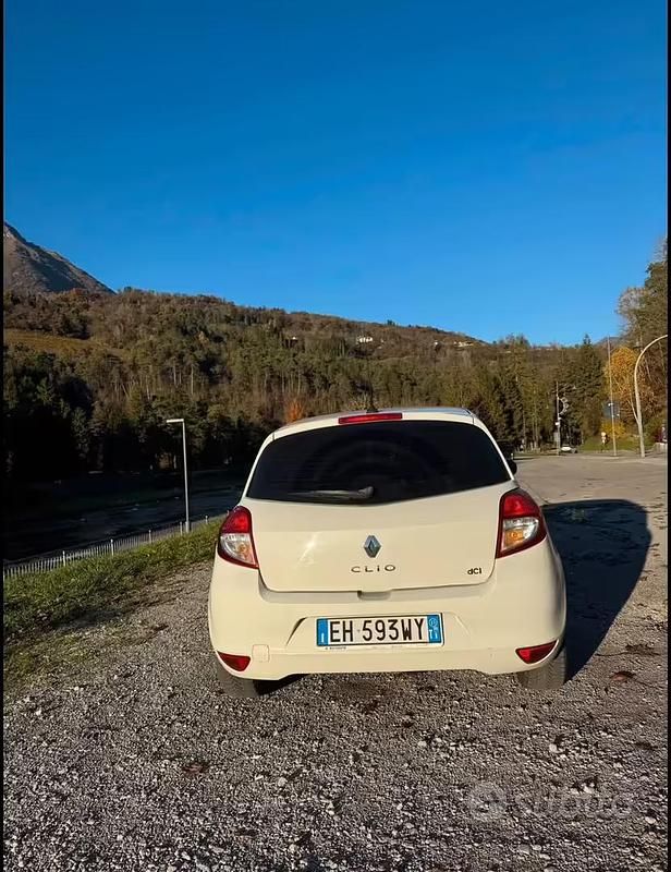 Usata Renault Clio II Dynamique 86 CV (63 kW) 2011 Bianco Berlina