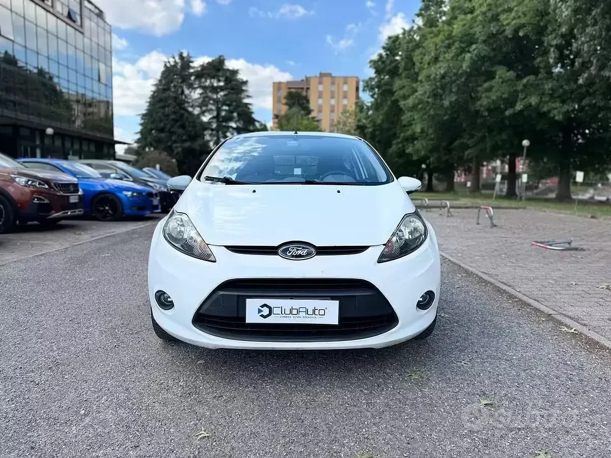 Usata Ford Fiesta 71 CV (52 kW) 2011 Bianco Berlina