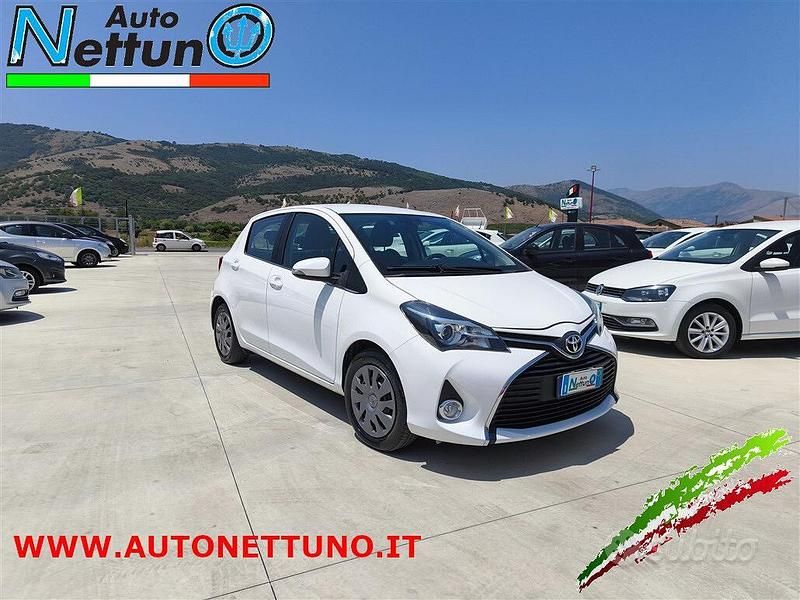 Usata Toyota Yaris Lounge 69 CV (50 kW) 2016 Bianco Berlina