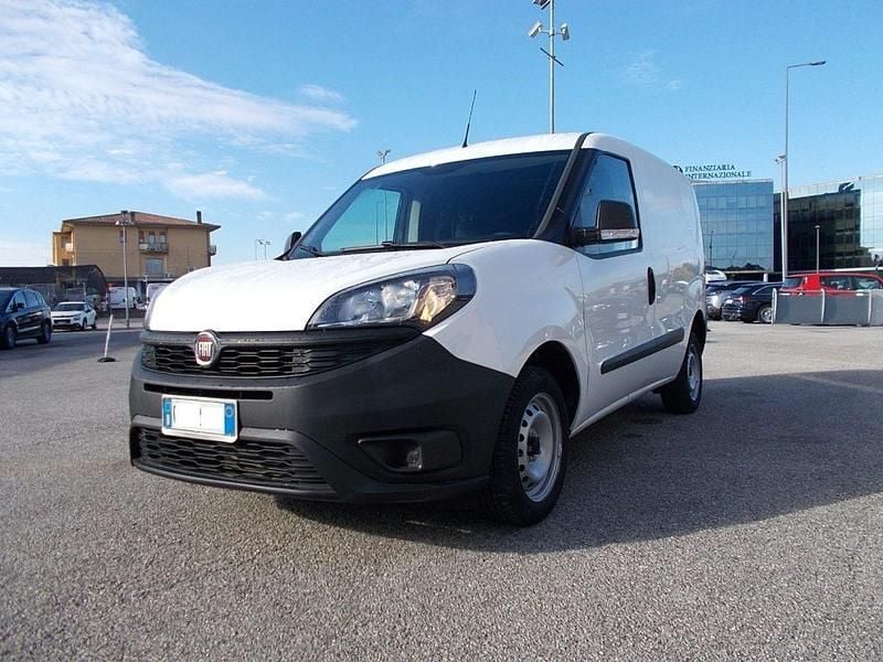 Usata Fiat Doblò Lounge 95 CV (69 kW) 2021 Bianco / pastello Monovolume