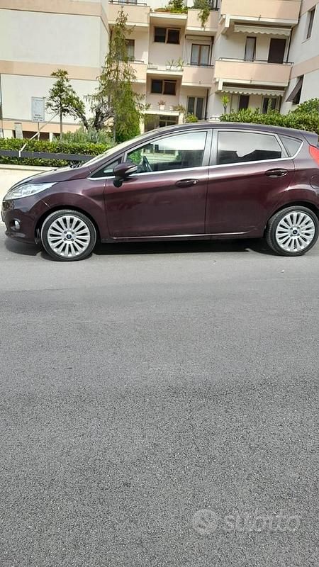 Usata Ford Fiesta 80 CV (58 kW) 2010 Rosso Utilitaria