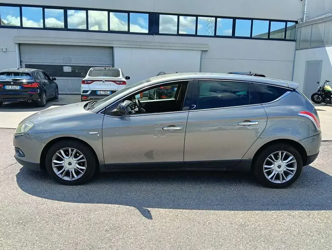 Usata Lancia Delta 120 CV (88 kW) 2010 Grigio Utilitaria