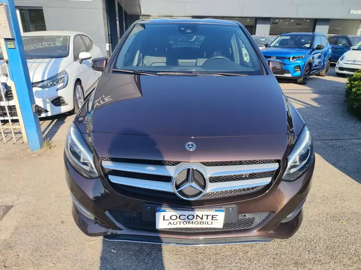 Usata Mercedes B180 Premium 122 CV (89 kW) 2018 Marrone Utilitaria