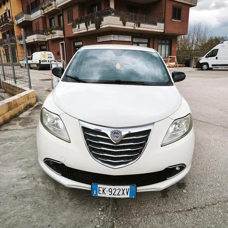 Usata Lancia Ypsilon Gold 95 CV (69 kW) 2012 Bianco Utilitaria