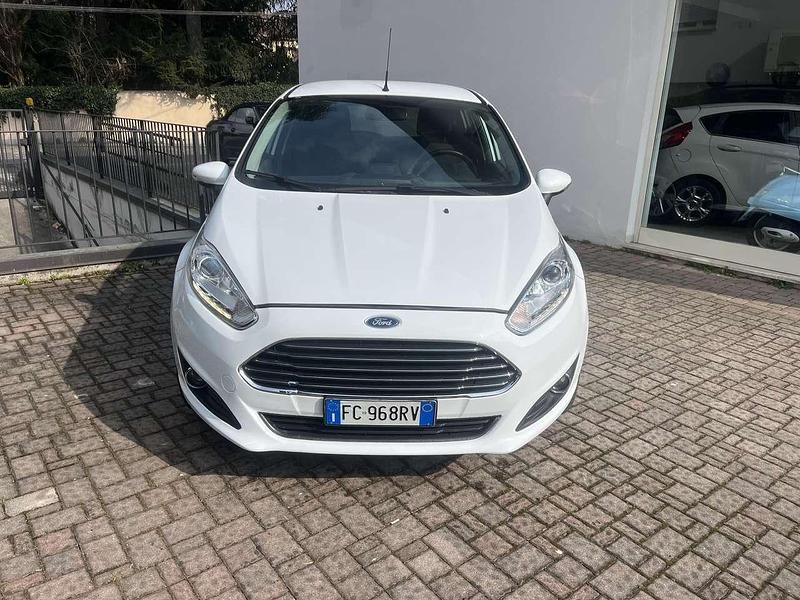 Usata Ford Fiesta 101 CV (74 kW) 2016 Bianco Berlina