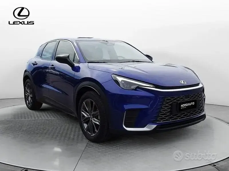 Usata Lexus LBX 136 CV (100 kW) 2024 Blu/azzurro SUV