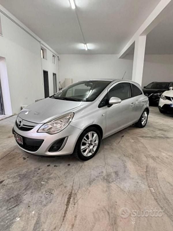Grigio Usata 2012 Opel Corsa Edition Due volumi | 3499 € (Buon prezzo) - Immagine 1/4