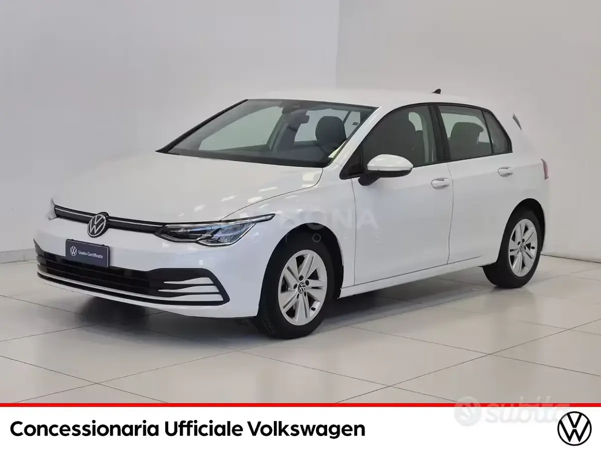 Usata VW Golf VIII Life 110 CV (80 kW) 2021 Oryx white perlato Berlina