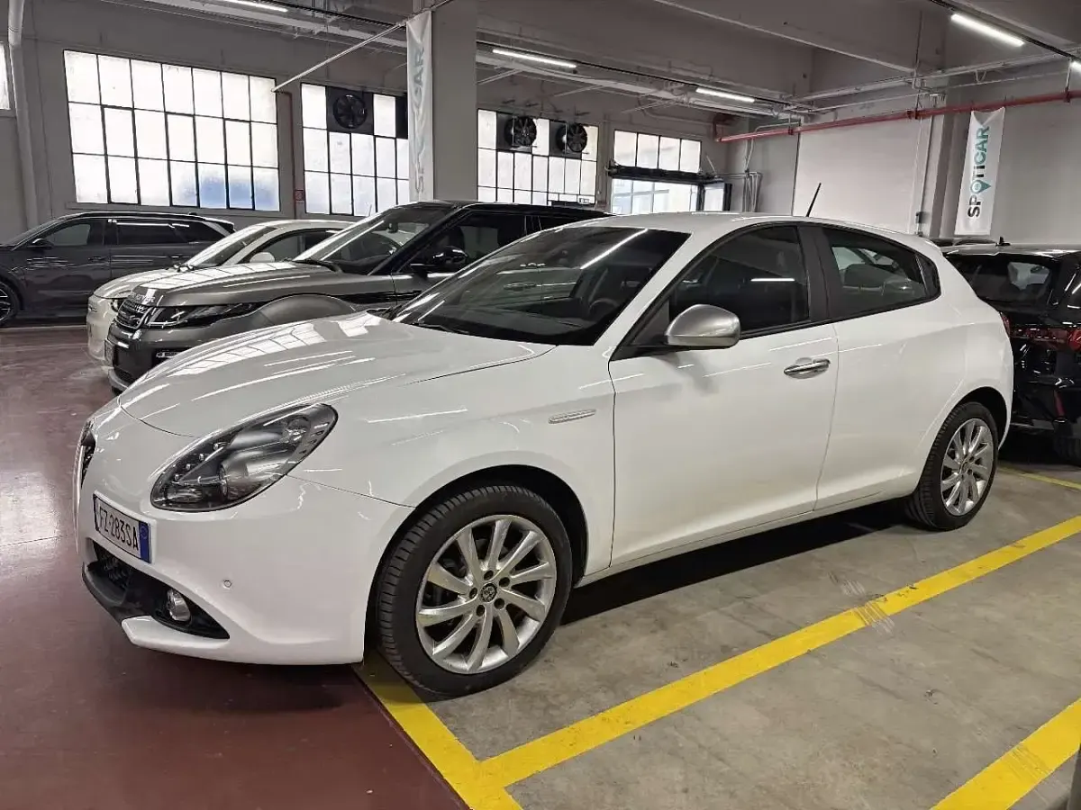 Usata Alfa Romeo Giulietta Super 120 CV (88 kW) 2019 Bianco Utilitaria