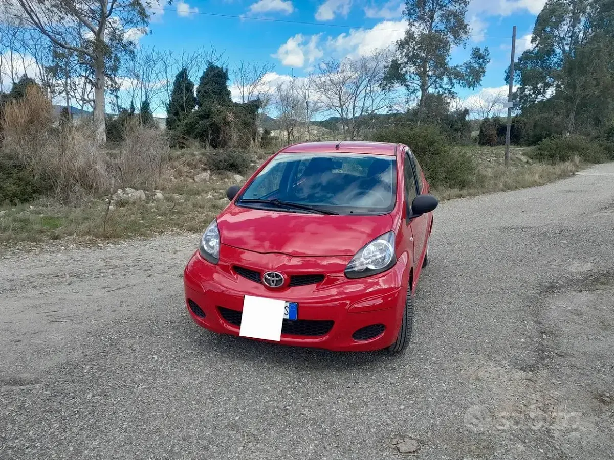 Usata Toyota Aygo 68 CV (50 kW) 2012 Rosso Utilitaria