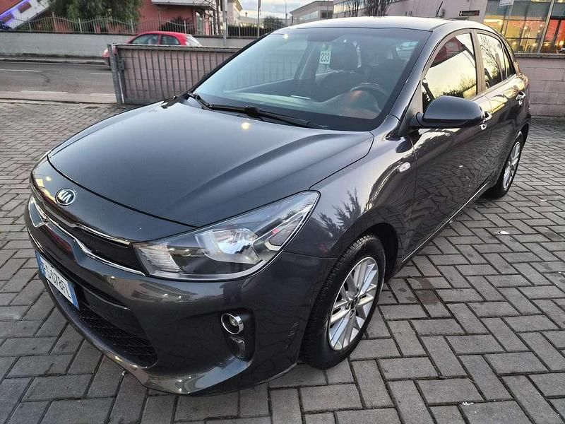 Grigio Usata 2018 Kia Rio Tre volumi | 7700 € (Ottimo prezzo) - Immagine 1/4