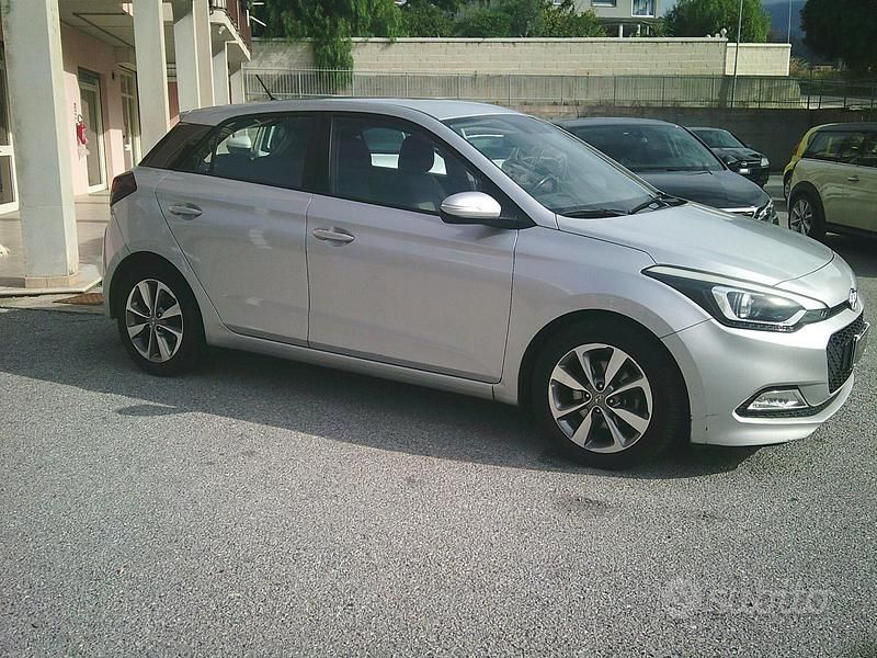 Usata Hyundai i20 Comfort 75 CV (55 kW) 2018 Argento Berlina