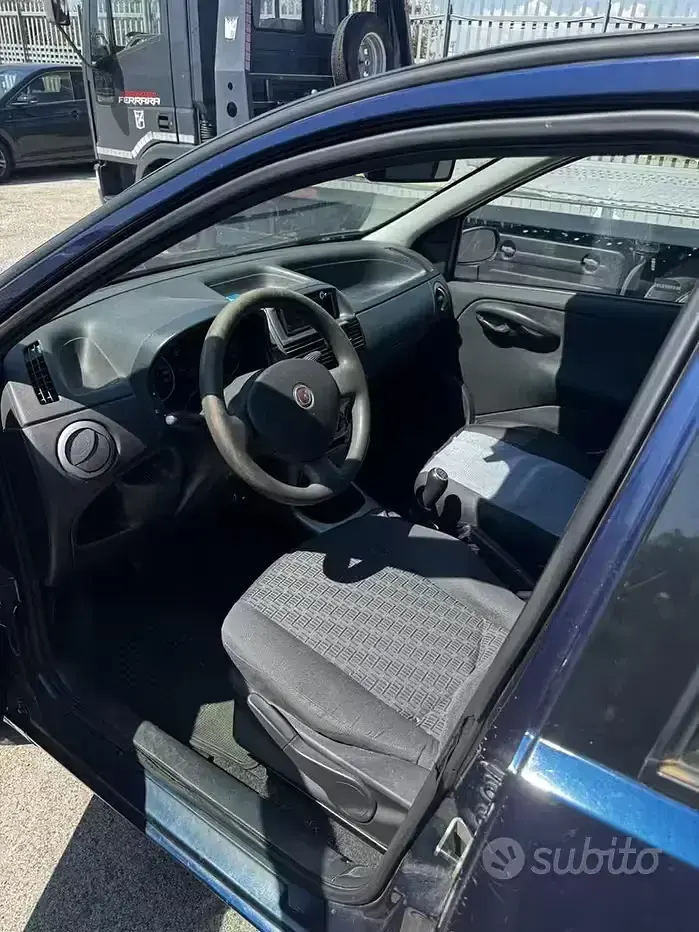 Usata Fiat Punto Classica 69 CV (50 kW) 2009 Bluazzurro Utilitaria
