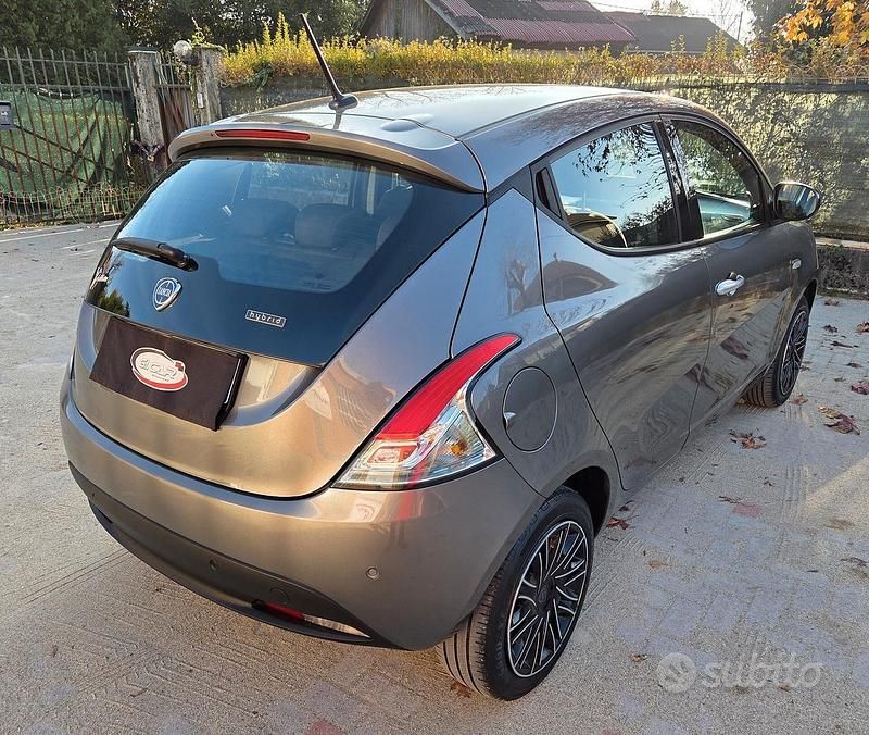 Usata Lancia Ypsilon Gold 70 CV (51 kW) 2023 Grigio Utilitaria