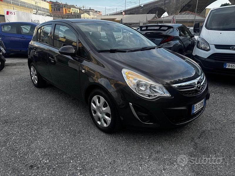 Grigio Usata 2013 Opel Corsa Tre volumi | 4800 € (Buon prezzo) - Immagine 1/4