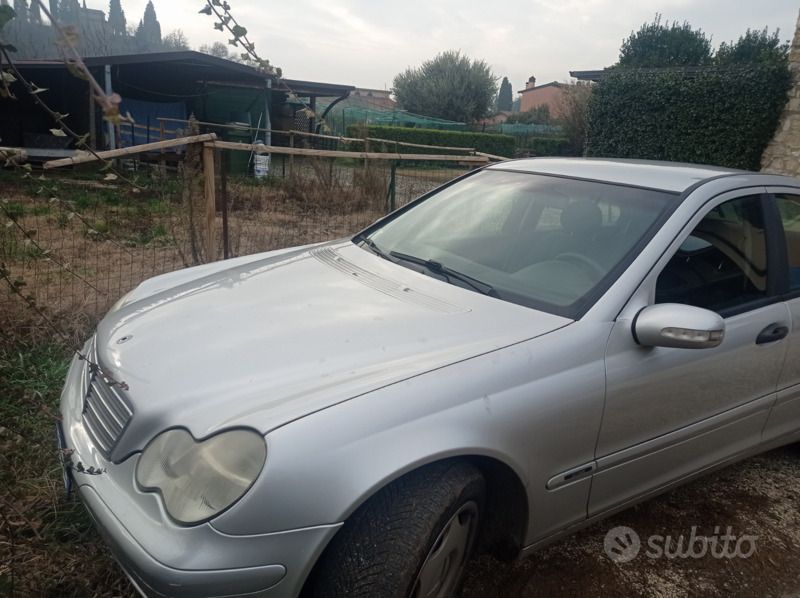 Usata Mercedes 220 125 CV (91 kW) 2006 Grigio Berlina