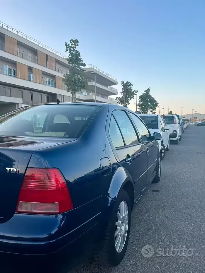 Usata VW Bora 101 CV (74 kW) 2005 Bluazzurro Berlina