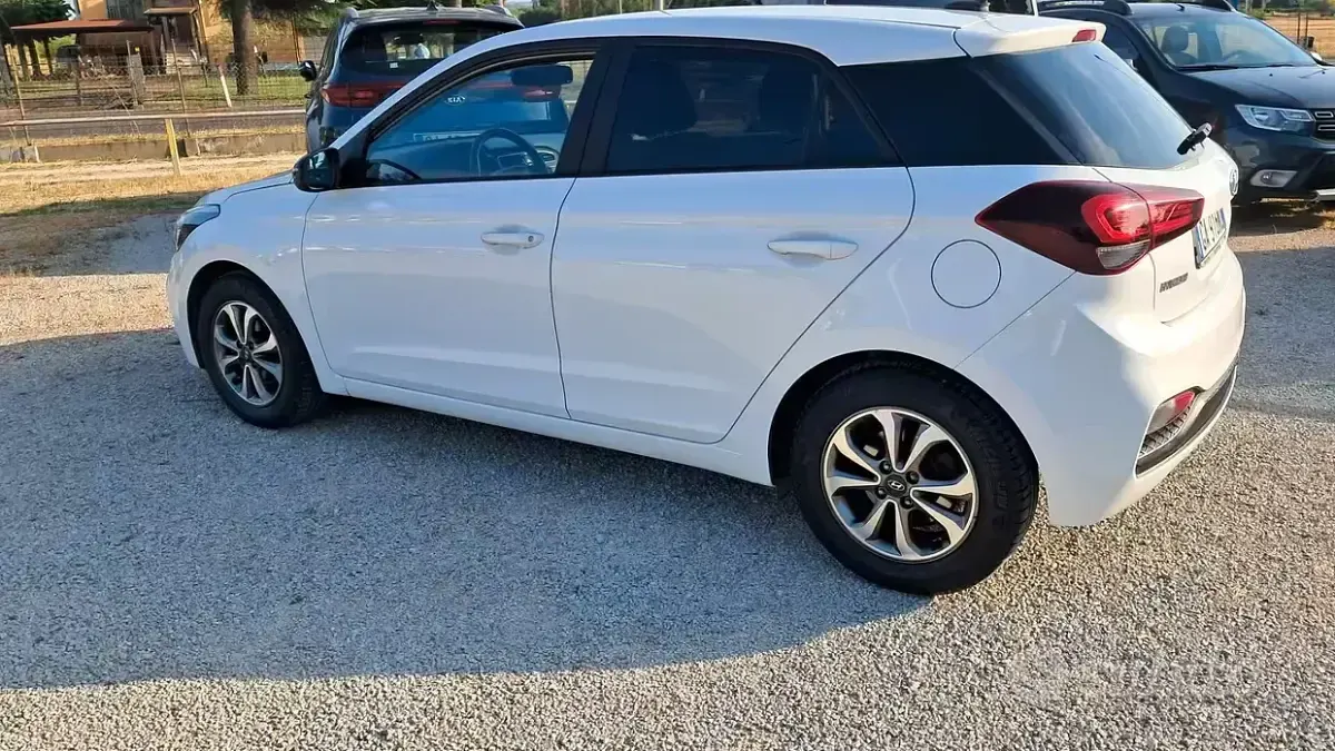 Usata Hyundai i20 73 CV (53 kW) 2020 Bianco Utilitaria