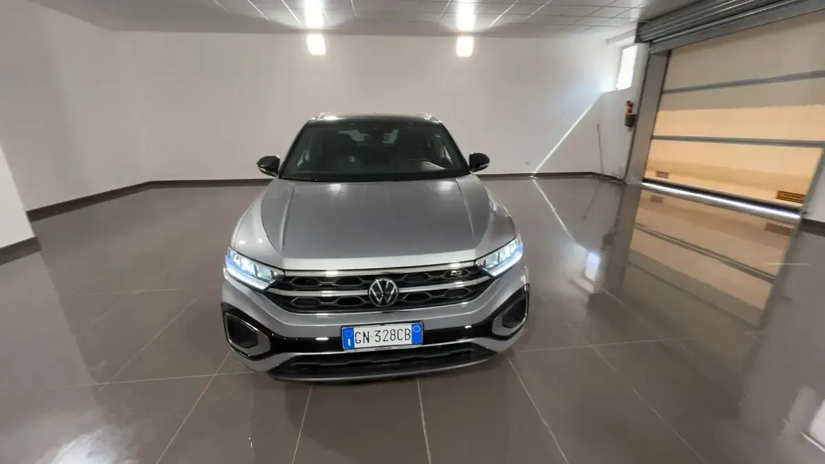 Usata VW T-Roc R-line 110 CV (80 kW) 2023 Argento SUV