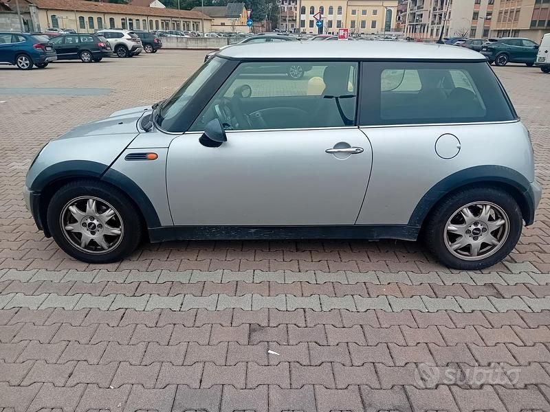 Usata Mini ONE 90 CV (66 kW) 2001 Grigio Utilitaria