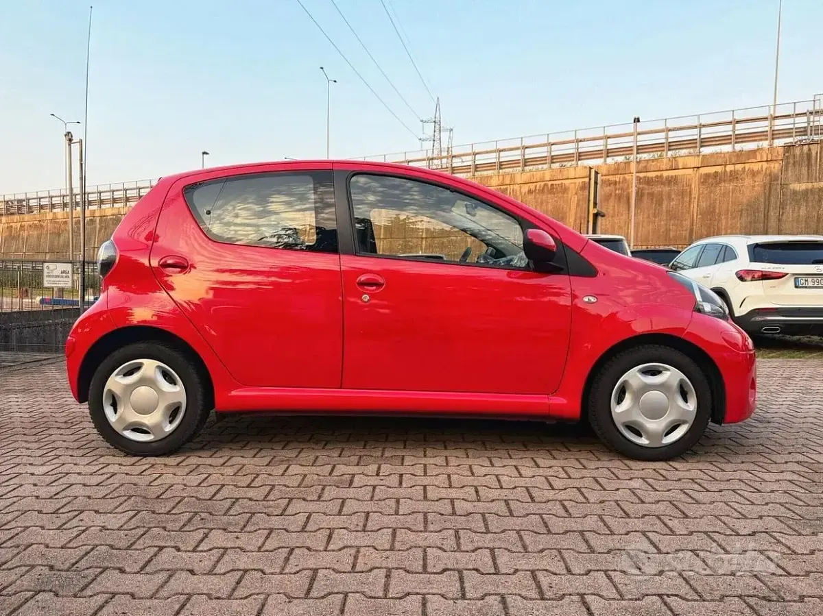 Usata Toyota Aygo 68 CV (50 kW) 2014 Rosso Utilitaria