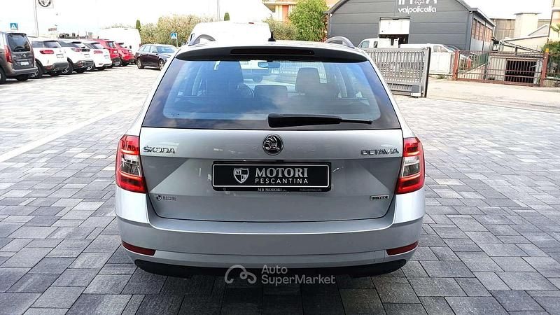 Usado Skoda Octavia G-TEC Ambition 131 CV (96 kW) 2019 Gris Familiar