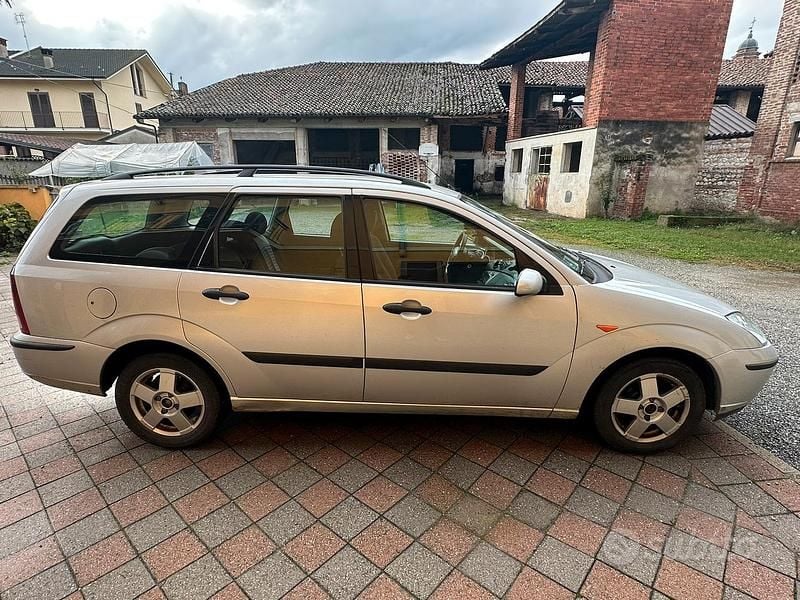 Usata Ford Focus 100 CV (73 kW) 2004 Grigio Station wagon