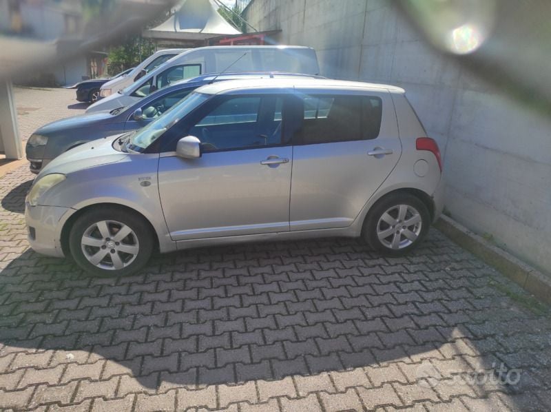 Grigio Usata 2009 Suzuki Swift Due volumi | 3500 € (Buon prezzo) - Immagine 1/4