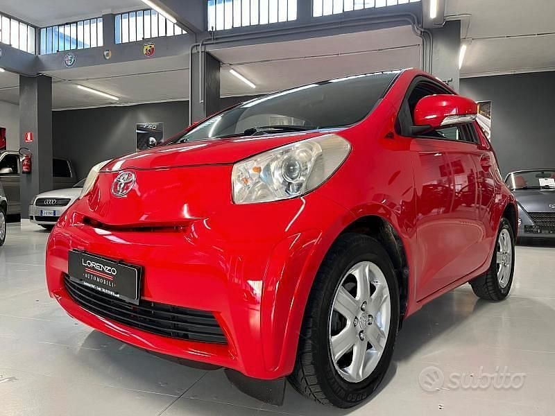 Usata Toyota iQ Sol 68 CV (50 kW) 2009 Rosso Utilitaria