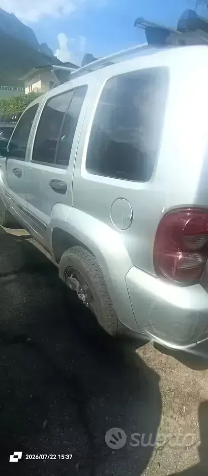 Usata Jeep Cherokee 163 CV (119 kW) 2005 Grigio SUV