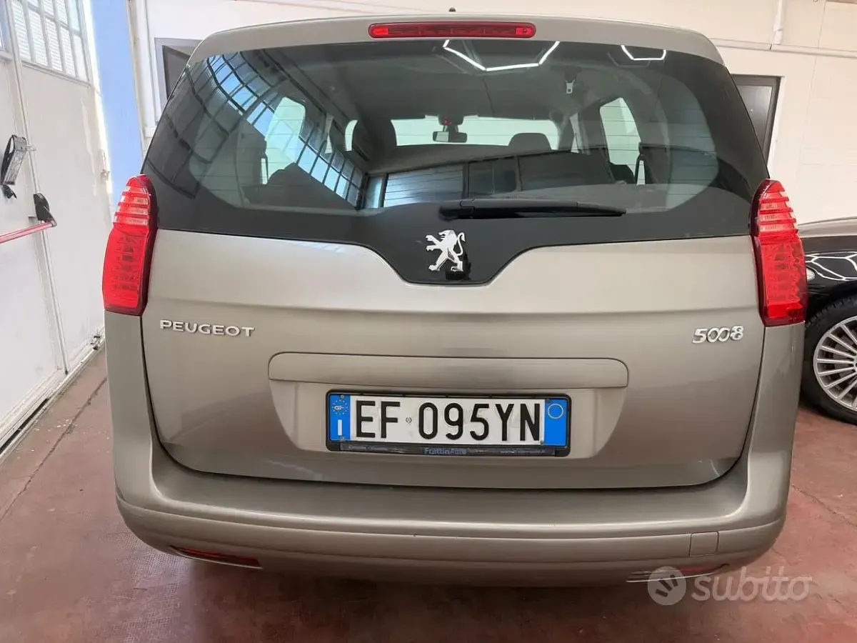 Usata Peugeot 5008 112 CV (82 kW) 2011 Marrone Monovolume