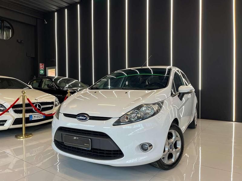 Usata Ford Fiesta 60 CV (44 kW) 2012 Bianco Utilitaria