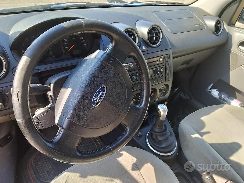 Usata Ford Fiesta 68 CV (50 kW) 2002 Blu Utilitaria