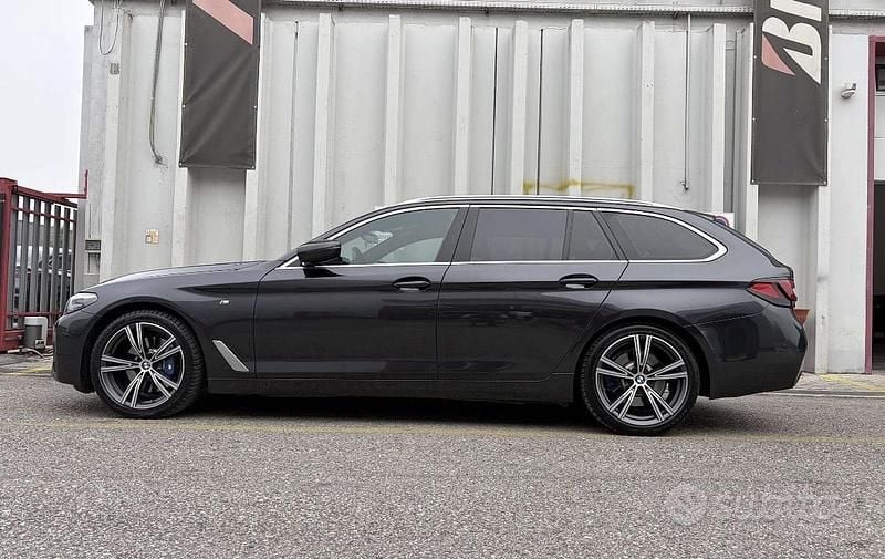 Begagnad BMW 520 Efficient Dynamics 2022 Grå Kombi