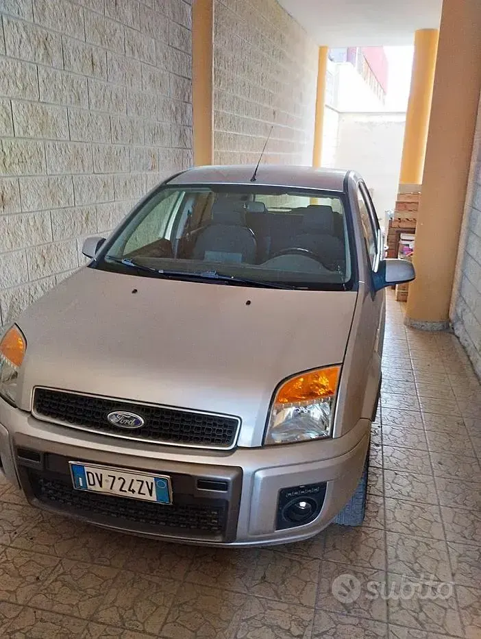 Usata Ford Fusion 68 CV (50 kW) 2009 Grigio Utilitaria