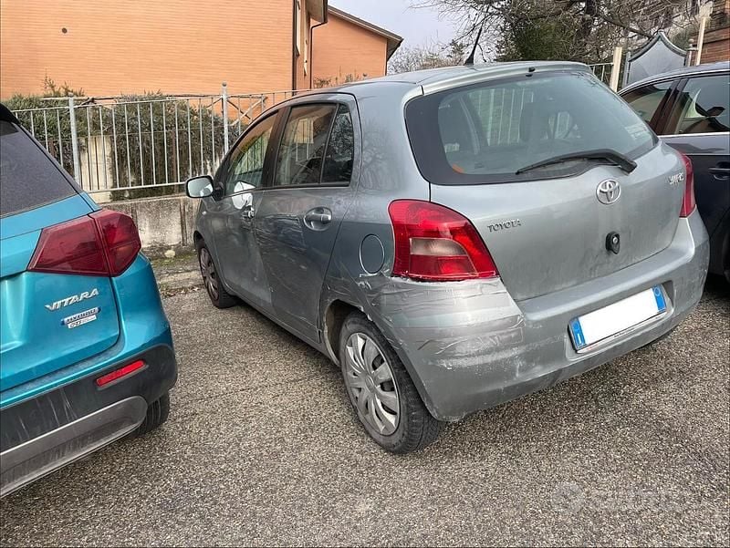 Usata Toyota Yaris Sol 87 CV (63 kW) 2007 Argento Utilitaria