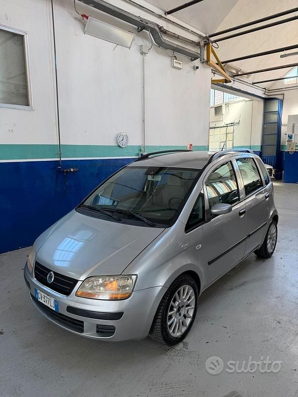 Occasion Fiat Idea Dynamic 101 ch (74 kW) 2005 Gris Monospace